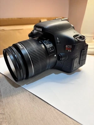 Lente Canon EOS Rebel T3i 18 MP DSLR, 18-55 mm f/3,5-5,6 IS Foto 1 de 3