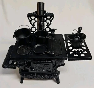 Mini Verkäufer Muster Halbmond Gusseisen Ofen mit 2 Töpfen, 1 Pfanne, 1 Kohleeimer  - Bild 1 von 14