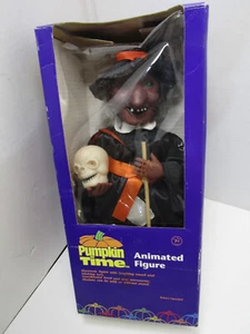 NUEVO EN CAJA FIGURA DE BRUJA ANIMADA TIEMPO CALABAZA ANTIGUA FUNCIONA CON PILAS 16" DECORACIÓN HALLOWEEN - Imagen 1 de 6