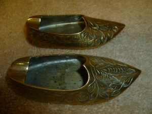 2 x INDISCHE GEJAGTE MESSING SCHUHE ASCHESCHALEN. INDISCHE MINI MESSING SLIPPER ASCHENTABLETTEN - Bild 1 von 8