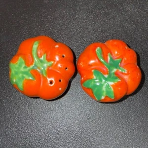 Vintage Ceramic 1.5" Red Tomato Picnic Farmhouse Salt Pepper Shaker Set Japan - Picture 1 of 5