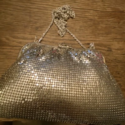 Cartera de malla plateada Bolso de noche Bolso sin asas de metal Bolso de mano de colección Foto 1 de 4