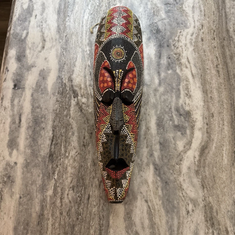 Máscara de madera hecha a mano pintada a punto estilo aborigen indonesio colgante de pared Foto 1 de 4
