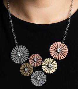 NEU PAPARAZZI "FLAUNTABLE FANFARE" MULTI HALSKETTE LOP - Bild 1 von 2