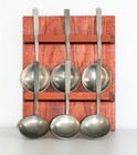 6 Zinnlöffel auf Holzhalterung, Zinntafel. Zinnsammlung.