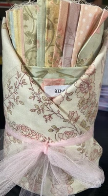 Paquete grande de tela Moonbeams de Robyn Pandolph. "30 cortes de 1/4 yarda y 2 WOF de 22""" Foto 1 de 4