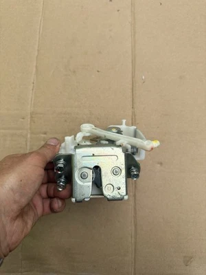 Actuador 4315 de bloqueo de puerta levadiza con cierre de maletero Mitsubishi Mirage 2014-2024 hatchback Foto 1 de 4