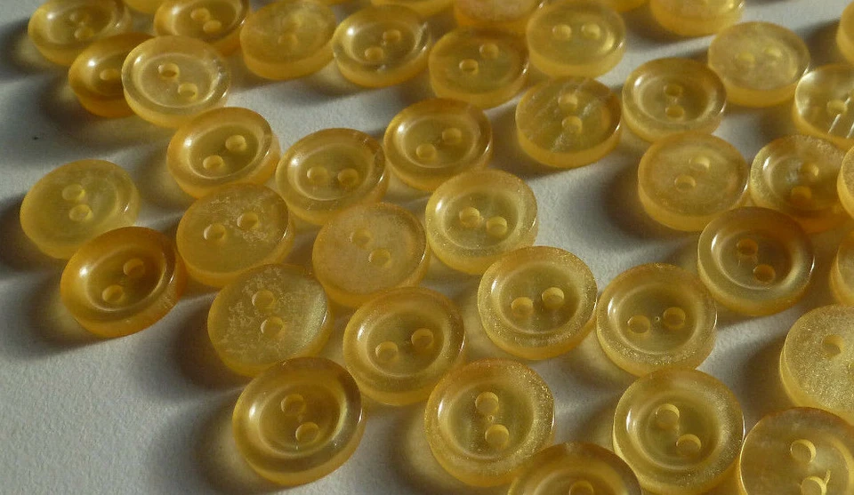 25 Hemd oder Blusen-Knöpfe *perlmuttähnlich*  gelblich mit 2 Löchern  - Bild 1 von 1