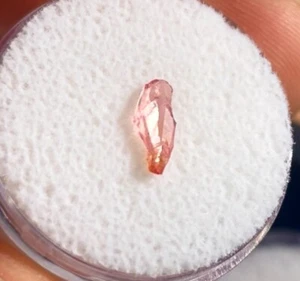 Muestra de cristal flotante de rodocrosita gema - 0,75 quilates - 9,2 mm Sudáfrica - Imagen 1 de 1