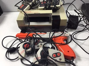 Nintendo Entertainment System -001 Home Console NES-004 & 027 Controllers + Zapp - Picture 1 of 14