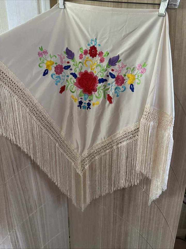 Xale de marfim sedoso bordado flores multicoloridas com franjas boho hippie 18”x40” - Imagem 1 de 1