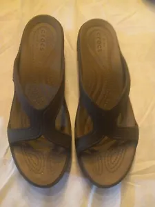 Sandalias de cuña Crocs Sanrah para mujer 10 marrón espresso doble comodidad sin cordones - Imagen 1 de 3