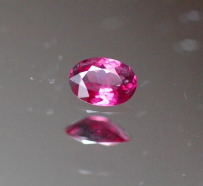 1 Turmalin  Rubellit 1,05 ct oval facettiert 3 x 5,5 x 7,7 mm fein - Bild 1 von 2