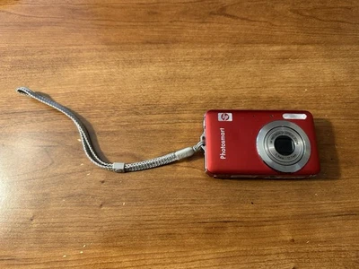 HP R742 7.2 MP Digital Camera PLEASE READ for parts or Repair - Image 1 of 2