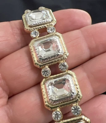NUEVO CON ETIQUETAS Monet Cristal Elastizado Grueso Pulsera Tono Dorado Piedras Transparentes Ancho Mamá Madre Foto 1 de 4