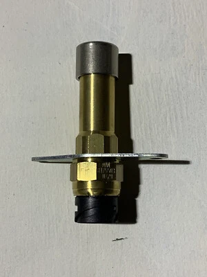 M.A.N 81.25505-0996  Foot Brake Switch Bayonet Lock Plug - Image 1 of 4