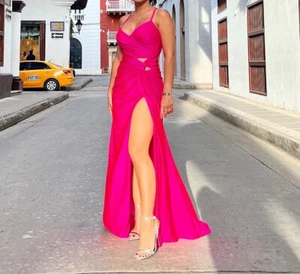 Vestido La Femme Asimétrico Recorte Fruncido Rosa Caliente Talla 0 - Imagen 1 de 6