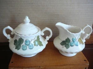 METLOX POPPY TRAIL Vintage VINEYARD PATTERN CREAM PITCHER SUGAR BOWL & LID - EX - Picture 1 of 3