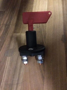 WOHNWAGEN MOTOR MOVER 12V EINPOLIGER BATTERIE TRENNSCHALTER MIT SCHLÜSSEL - Bild 1 von 3