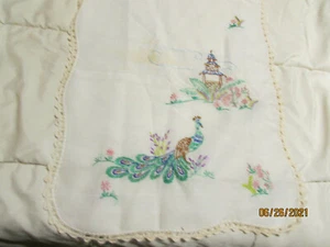 BEAUTIFUL EMBROIDERED VINTAGE DRESSER SCARF PEACOCKS PAGODAS ASIA CROCHET EDGING - Picture 1 of 6