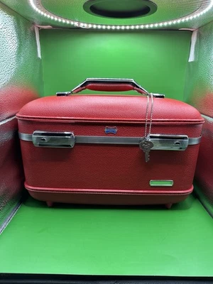 复古 American Tourister "Tiara" 红色化妆行李箱带行李箱带钥匙很好 — 第 1/4 张图片