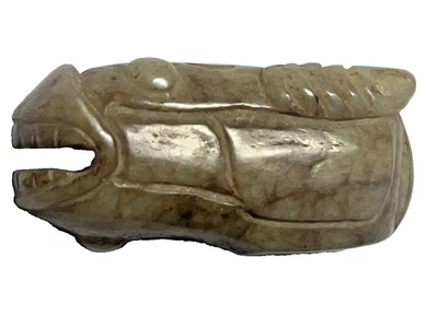 COLGANTE DE JADE BLANCO VETEADO ENROLLADO DE UNA CABEZA DE CABALLO DINASTÍA CANCIÓN 969-1279AD Foto 1 de 4