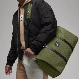 Bolso de Viaje de Lujo Air Jordan Monograma Logo Jacquard 25L Oliva Claro  - Imagen 1 de 16