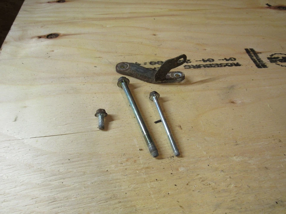 Infiniti G37 2008-2013 pernos de montaje del alternador herrajes Foto 1 de 2