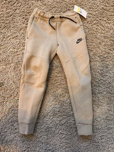 Nike Sportswear Jugend Kinder Größe Small Tech Fleece Jogginghose hellbraun neu! - Bild 1 von 4