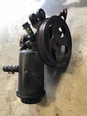 Conjunto de bomba de dirección asistida hidroeléctrica Lexus IS300 2001-2005 usado. Foto 1 de 3