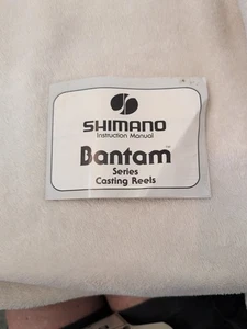 Carrete de fundición de cebo Shimano Bantam 100 diestro diseñado para profesionales nuevo en caja - Imagen 1 de 6