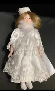 Porzellanpuppe schöne und elegante Porzellanpuppe in weißem Satin und Spitze - Bild 1 von 3