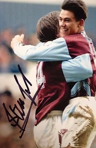 STEVE JONES - WEST HAM FOOTBALLER - EXCELLENT SIGNED COLOUR PHOTOGRAPH - Picture 1 of 1