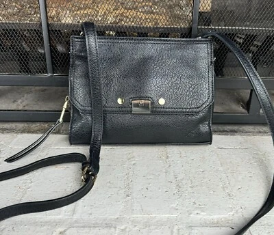 Bandolera Sole Society de cuero granulado negro con correa ajustable en tono dorado Foto 1 de 4