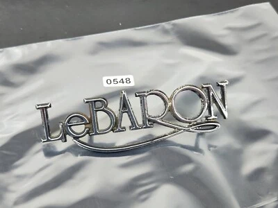 Chrysler "LeBaron" 1982 emblema escritura placa de nombre insignia 4017348 0548 A9 Foto 1 de 4