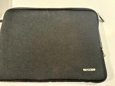Funda clásica para computadora o tableta Incase negra (13 pulgadas) Foto 1 de 4