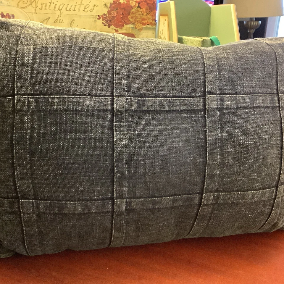 Tommy Hilfiger~Almohada con acento rectangular~Denim azul~19x13~Diseño de bloque~BONITO~ Foto 1 de 4