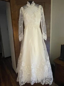 Vintage Creamy Ivory Wedding Dress by New York House of Bianchi w/ Veil - Size 8 - Picture 1 of 15