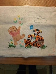 Lienzo pintado parcialmente acabado Pooh And Tigger 13" L X 14" W. Lienzo vintage - Imagen 1 de 8