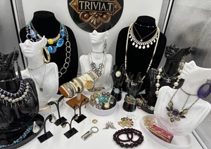 Vintage Jewellery Bulk Lot Estate Mixed Wearable Resale Collection - Bild 1 von 23