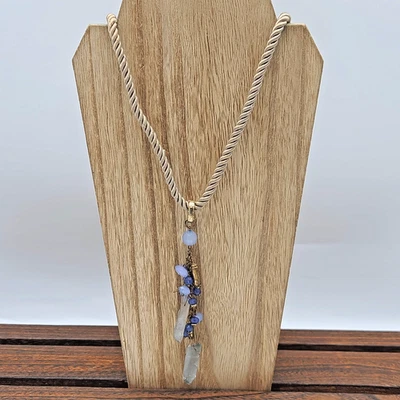 Collar de cuerda satinada topo Chico’s oro envejecido, cuentas azules, cristal de vidrio cortado Foto 1 de 4