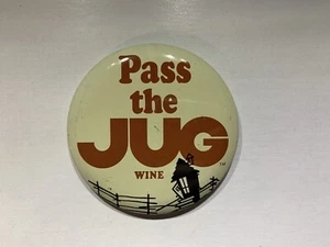 VINTAGE 1970’s Pass The Jug Wine Pinback Button - Bild 1 von 3