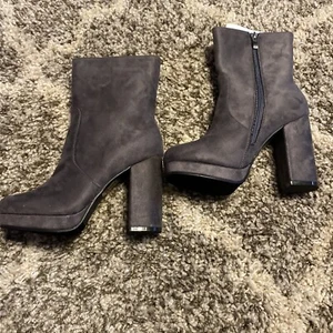 ladies Gray mid calf boots size 8 With Zipper (Kenny) - Picture 1 of 8