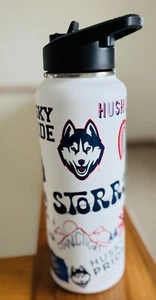 Nuova bottiglia d'acqua UConn Huskies 34 oz in acciaio inox con cannuccia. Paige Bueckers - Foto 1 di 6