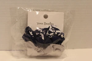 ¡Nuevo! Vera Bradley Scrunchie Acero Azul Medallón Gris Marino Juego de 3 Piezas - Imagen 1 de 3