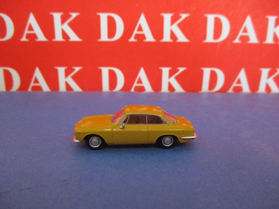 1/87 Modellino Auto Alfa Romeo Giulia Sprint GT Giallo Ocra by Brekina - Immagine 1 di 4