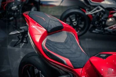Funda de asiento Luimoto Veloce gamuza agarre tecnológico para MV Agusta F4 2010-2020 Foto 1 de 3