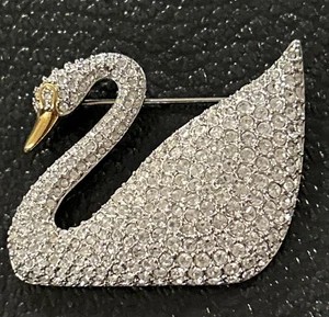 Spilla grande 100° Anni Swan logo Swarovski cristallo cigno, spilla bavero/cappello 1995 - Foto 1 di 3