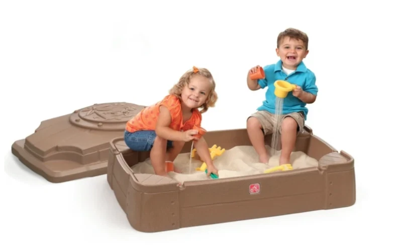 Caja de arena Step2 Play & Store con cubierta marrón al aire libre juguete para niños caja de plástico duradera Foto 1 de 4