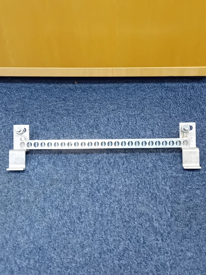 Eaton / Memshield 2 - 400 amp Earth Bar taken from a 12 way Panel board). - Image 1 of 4